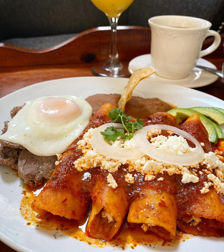 Huevos revueltos a la Mexicana con frijoles y tortillas